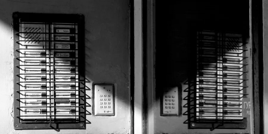 Deurbellen van een appartementsgebouw